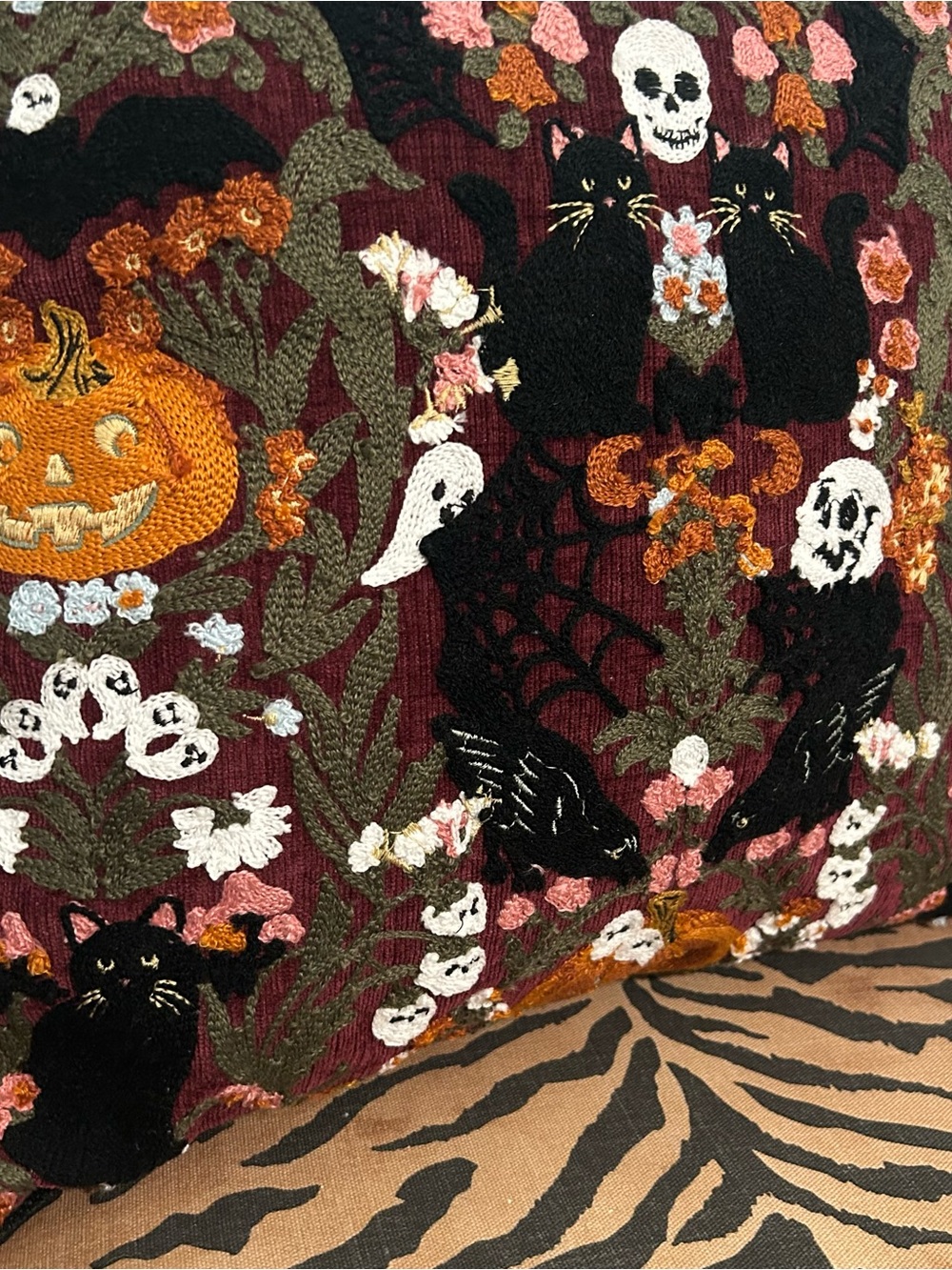 NEW Envouge Halloween Embroidered OnChenille Pumpkin&Cat Decorative Throw Pillow - Picture 3 of 10